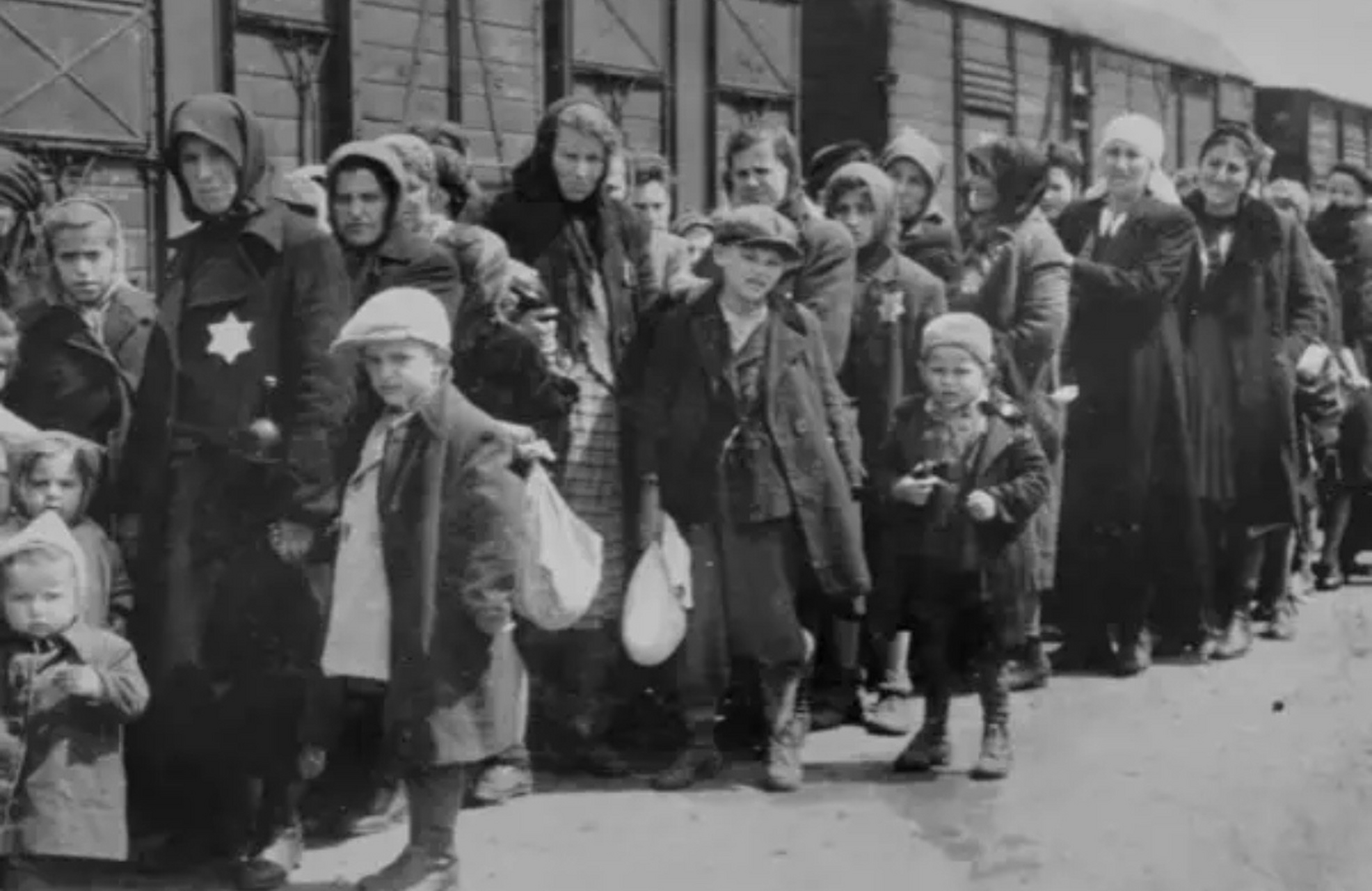 1944年5月,奥斯维辛集中营,犹太妇女和孩子在站台上等待接受检查的