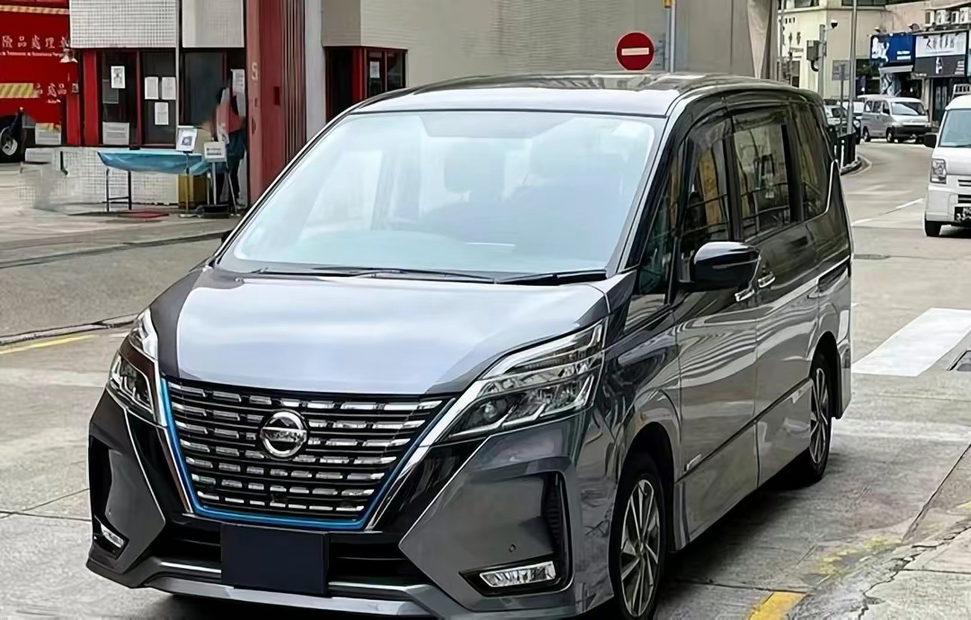 日产serena其实是款好车,在香港的街头随处可见,算是一款"平民版"保姆