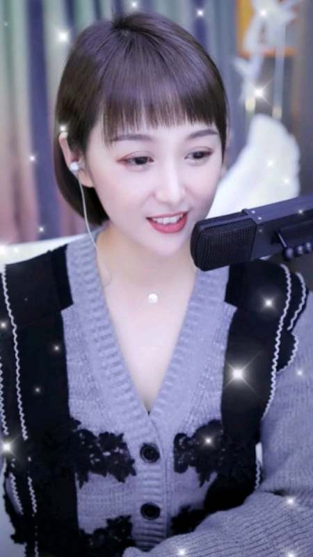 梁红演唱网络热歌阿尔山的姑娘清脆甜美的歌声让人陶醉