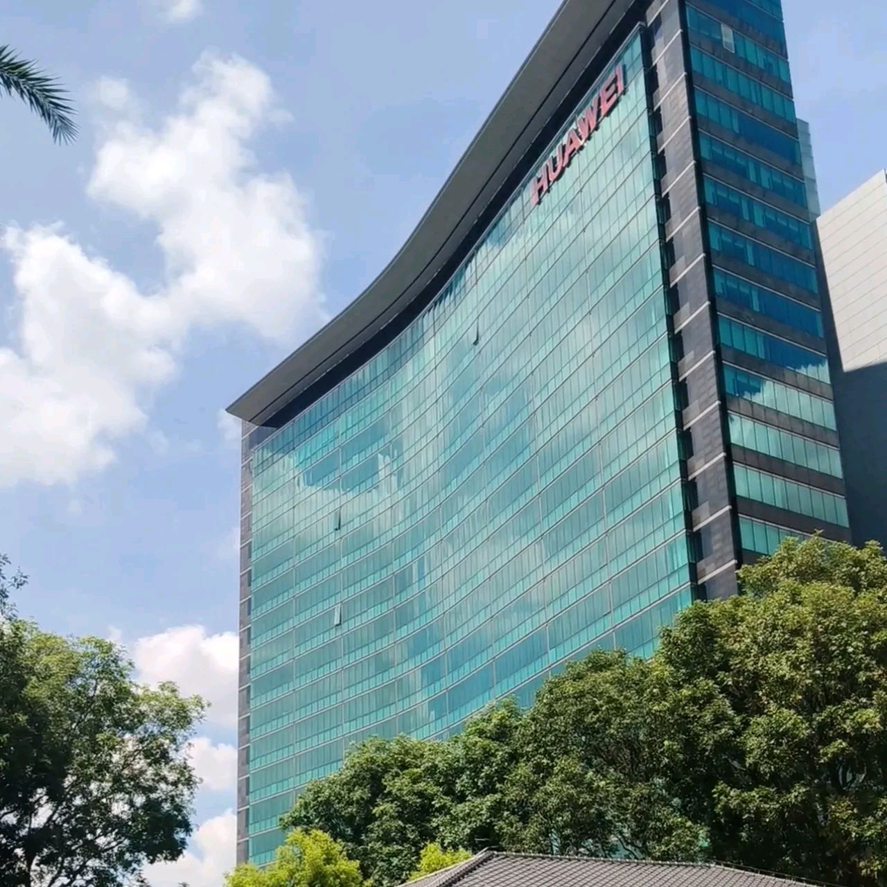 一,华为工厂,月薪起点为4900元,另有1200元补贴,实际到手月薪轻松