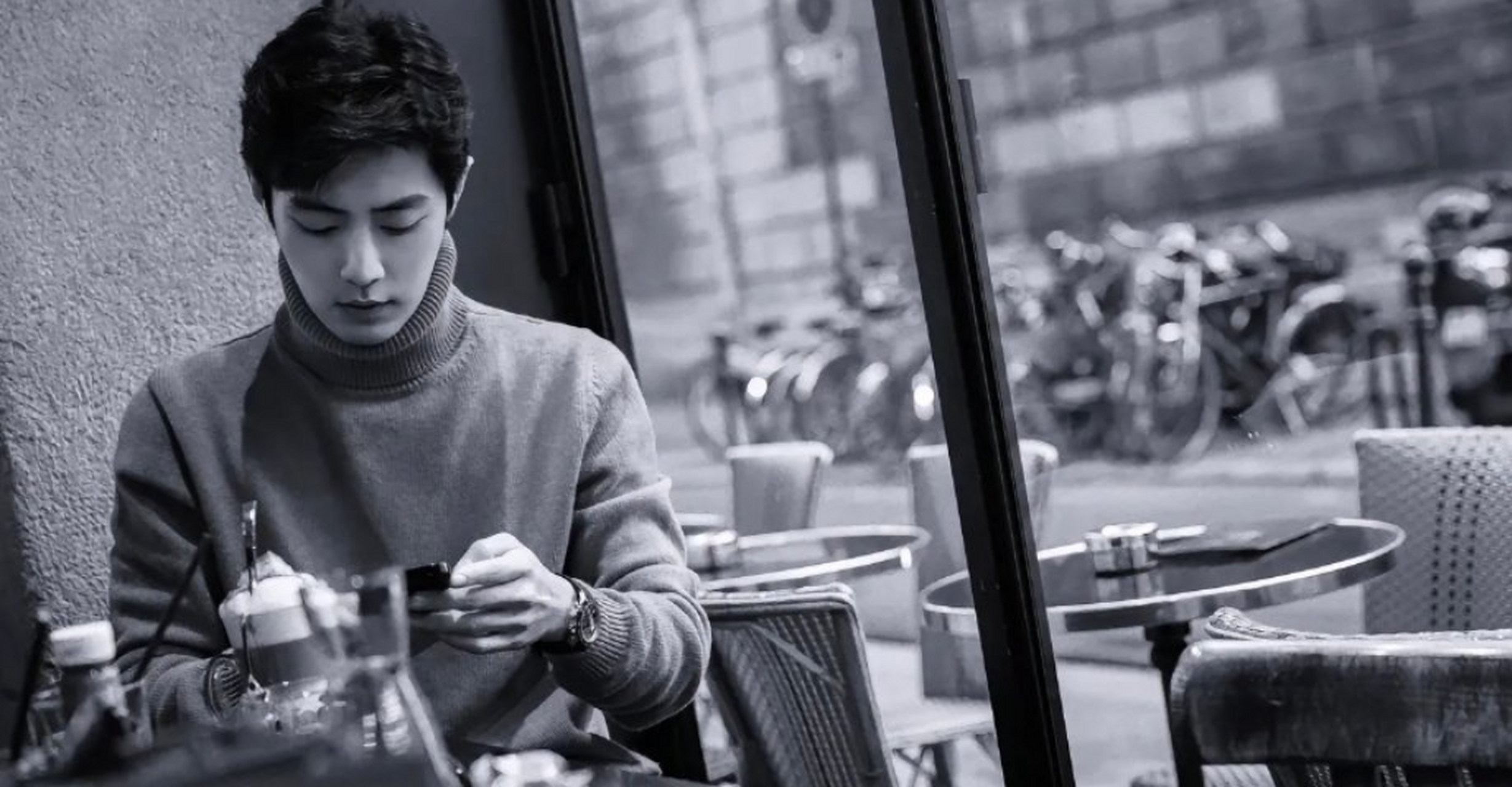 超喜欢肖战的这套生活照,身上的氛围感,像本书,像部大片,有深度有故事