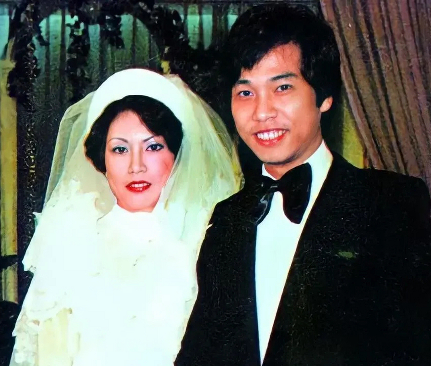 1976年,吴孟达达叔和第一任妻子麦莉莉结婚时的照片.