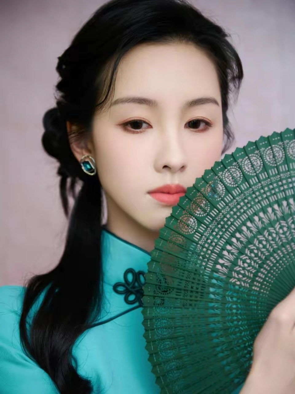 网友:陈都灵,薄荷绿渐变旗袍青扇掩面,灵动优雅,真的太好看了