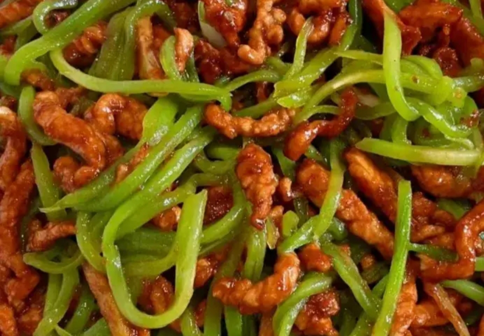 我的美食分享#  莴笋丝炒肉丝  所需食材:莴笋,瘦肉,蒜末.