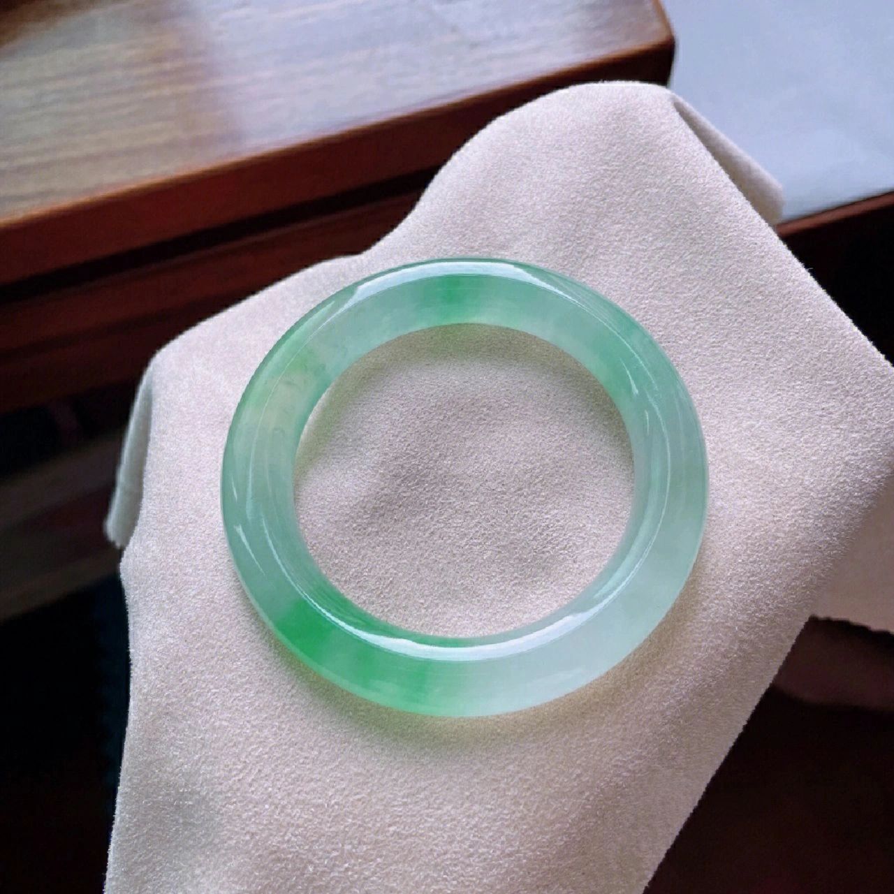 54圈口高冰飘阳绿花翡翠手镯 [自拍r]种好水长,条形清新秀气,尤其是阳