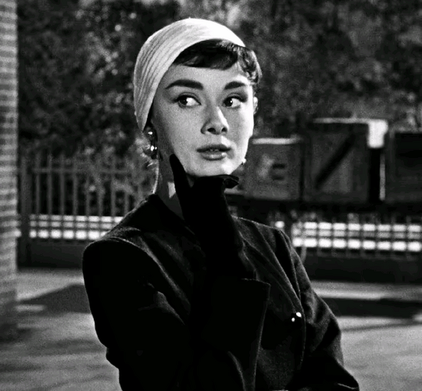 电影《龙凤配》里的奥黛丽·赫本,片中纪梵希为女主角设计的各式礼服