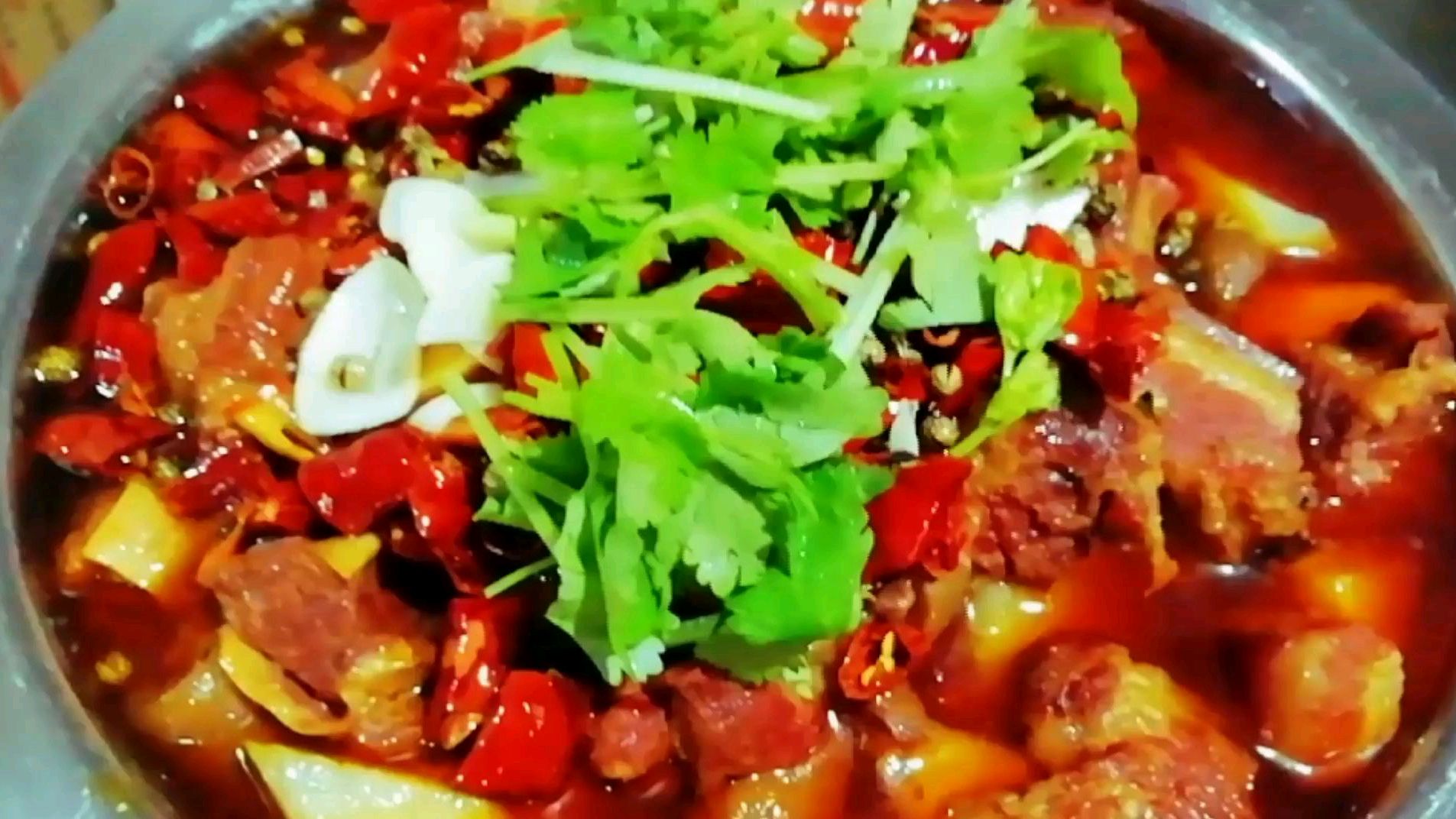 小伙给客人做了一锅红焖驴肉,吃的客人大汗淋漓直呼过瘾