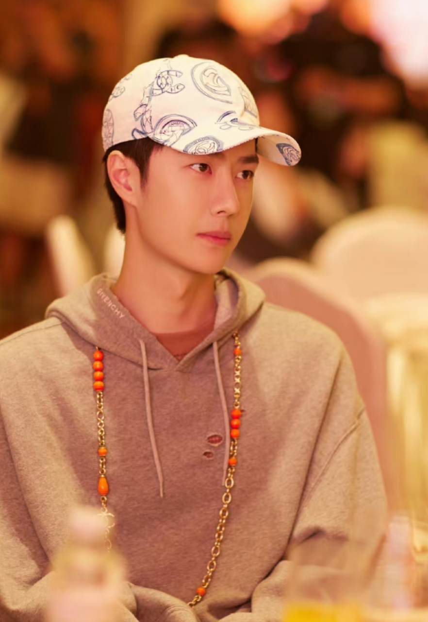 王一博参加年会活动,戴着白色印花帽子,穿灰色卫衣,整体太清爽了,少年