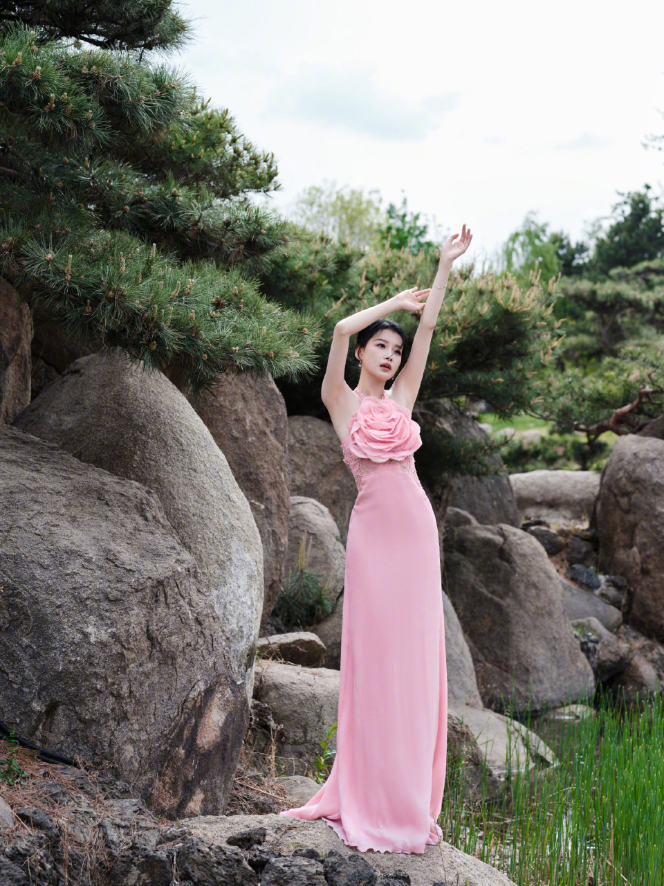 孙怡今日北京电影节开幕式红毯造型,一袭粉红纱裙勾勒曼妙身姿,立体的