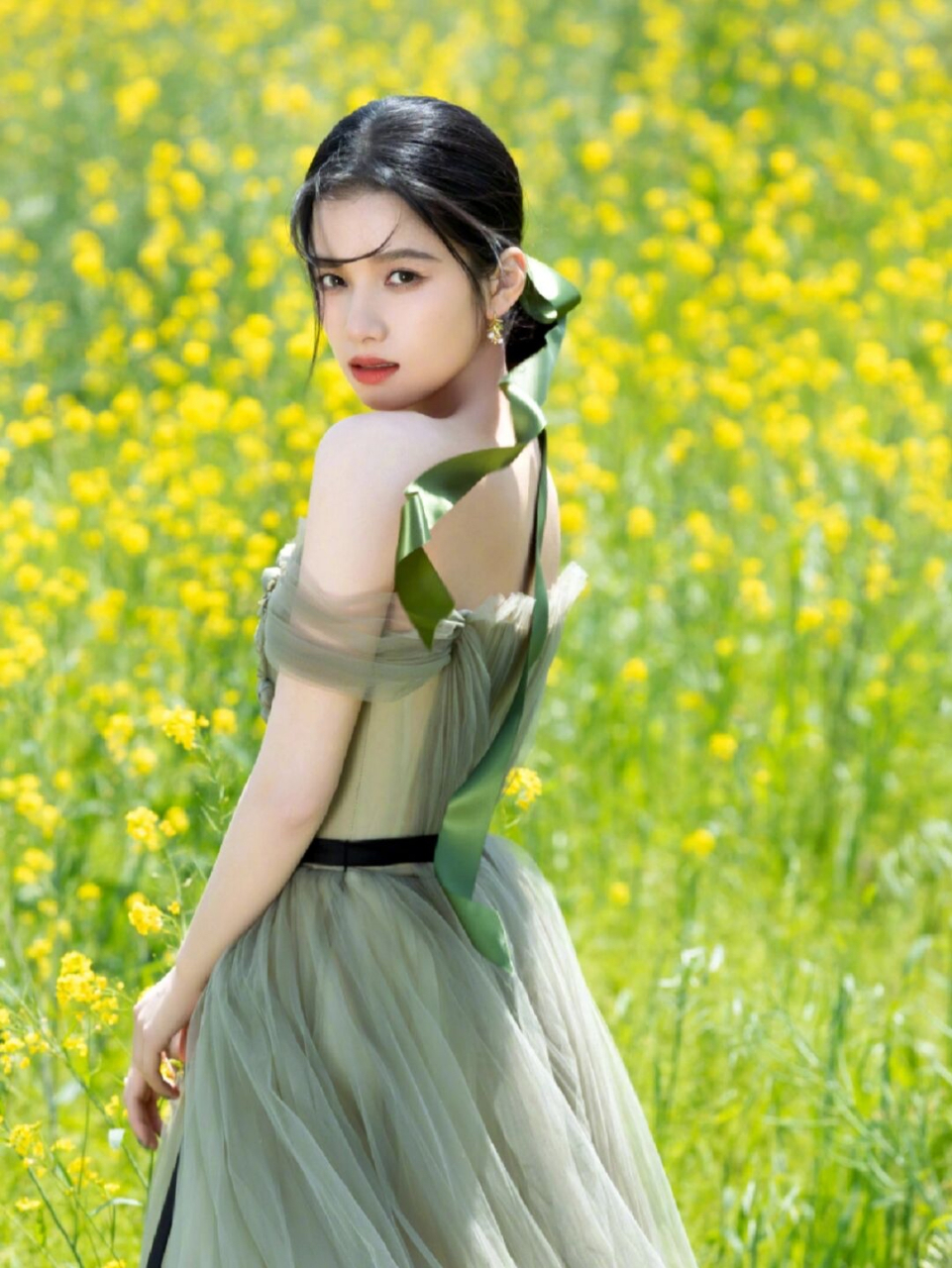 张婧仪张婧仪一字肩绿色纱裙# 演员@张婧仪 出席