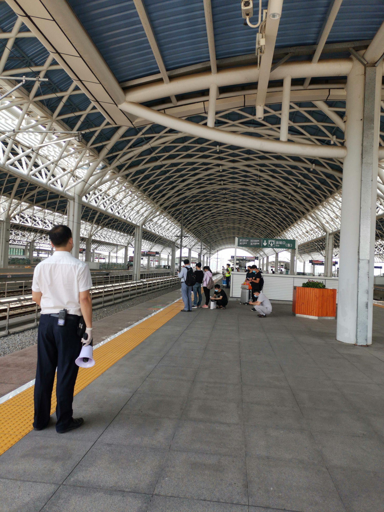 佛山目前规模最大的高铁动车站佛山西站