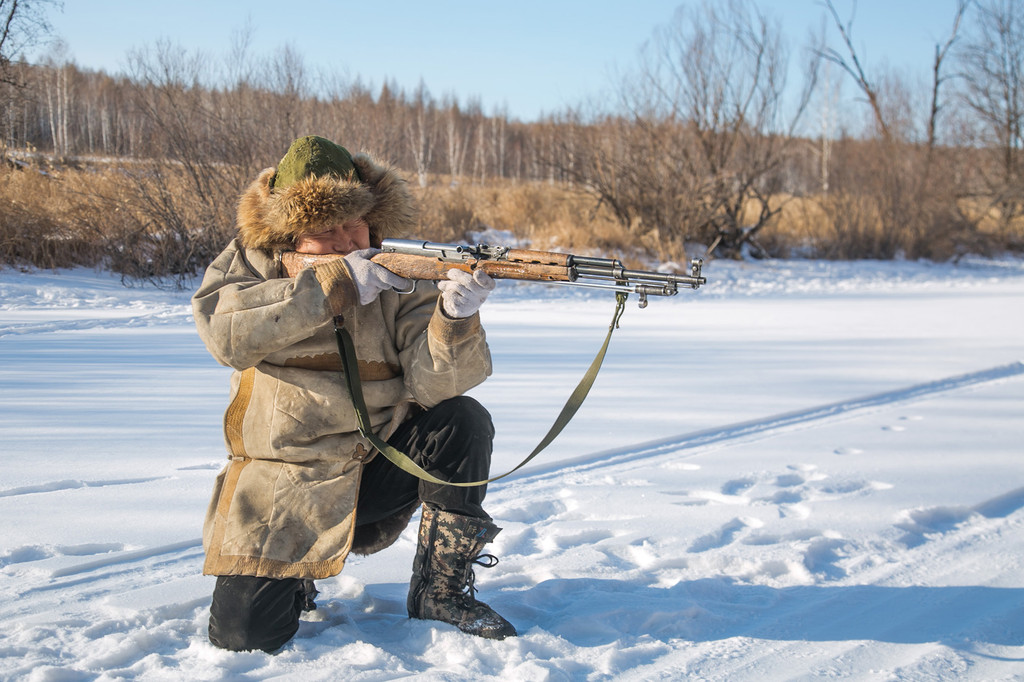 1973年,东北猎人不伤害怀孕母狼,三年后,狼群送大礼为猎户解困