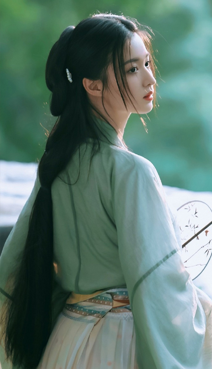 古典国风美人# #明星古风造型# #王楚然#  王楚然这身绿裙清冷感纸佑