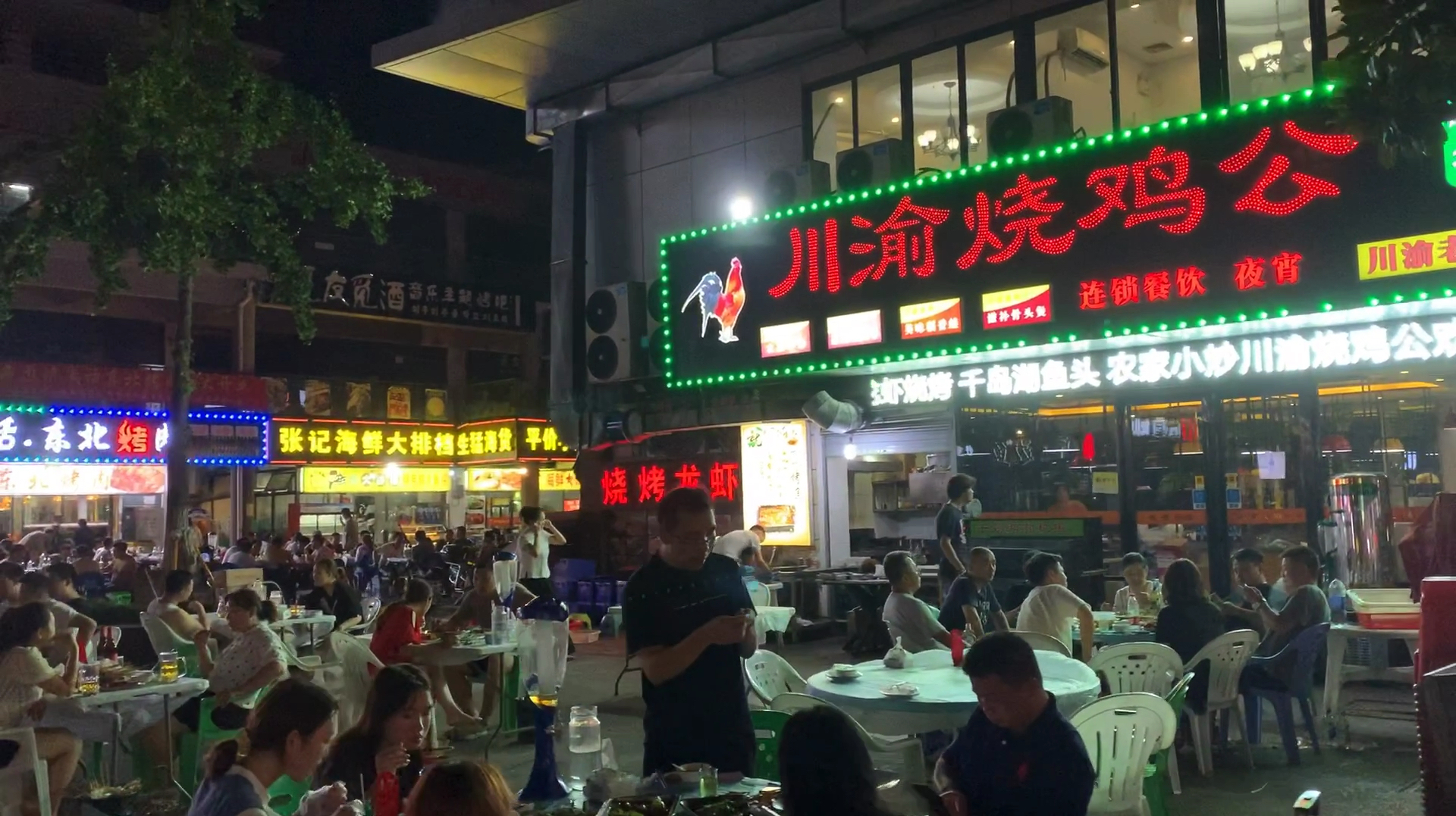 夜市夜景交相辉映下最抚凡人心