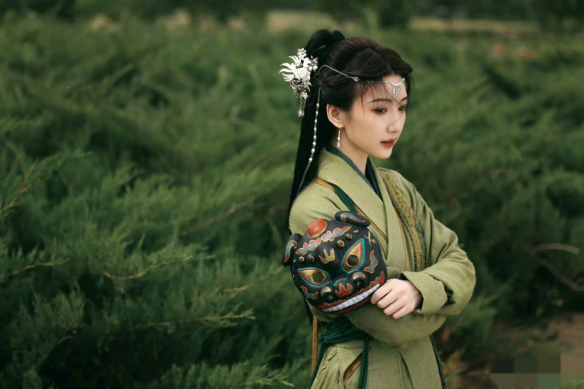 古典国风美人# #毛晓彤#  毛晓彤最新古装造型  侠气十足 小辫子搭配