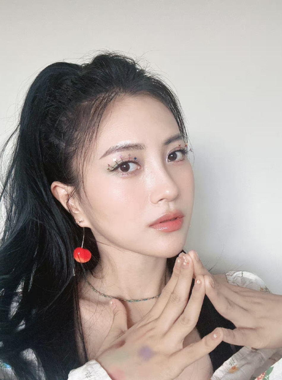 包贝尔老婆有一颗想当女爱豆的心,包文婧晒出自己化的彩虹妆容,睫毛