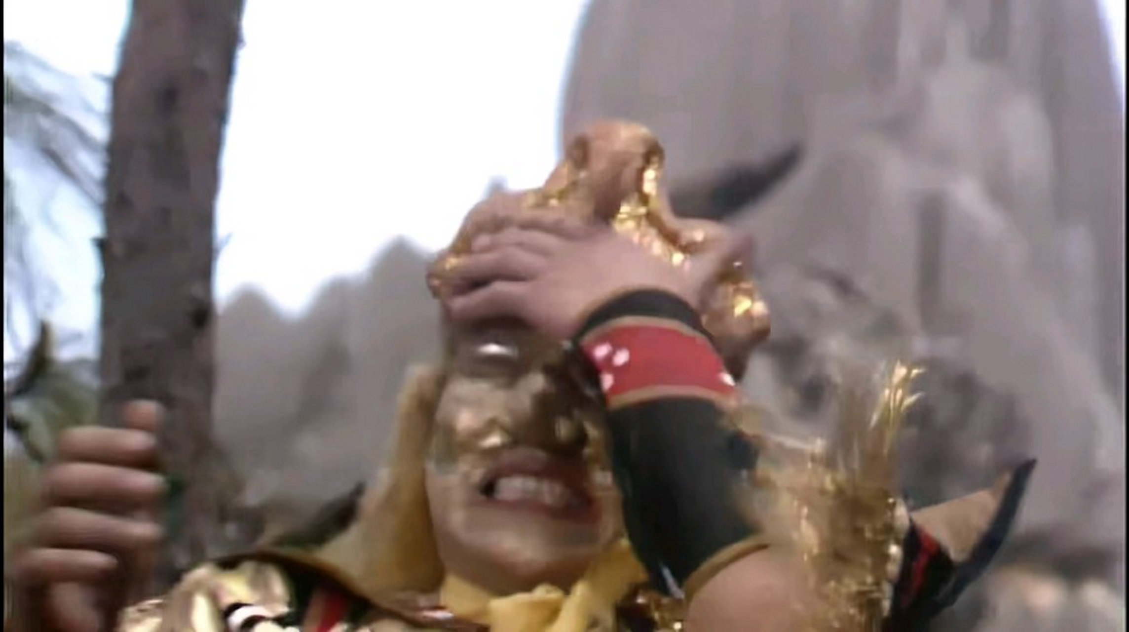 巴蕉扇初显威力  孙悟空用紫金葫芦收了银角大王,金角大王一怒,率领一