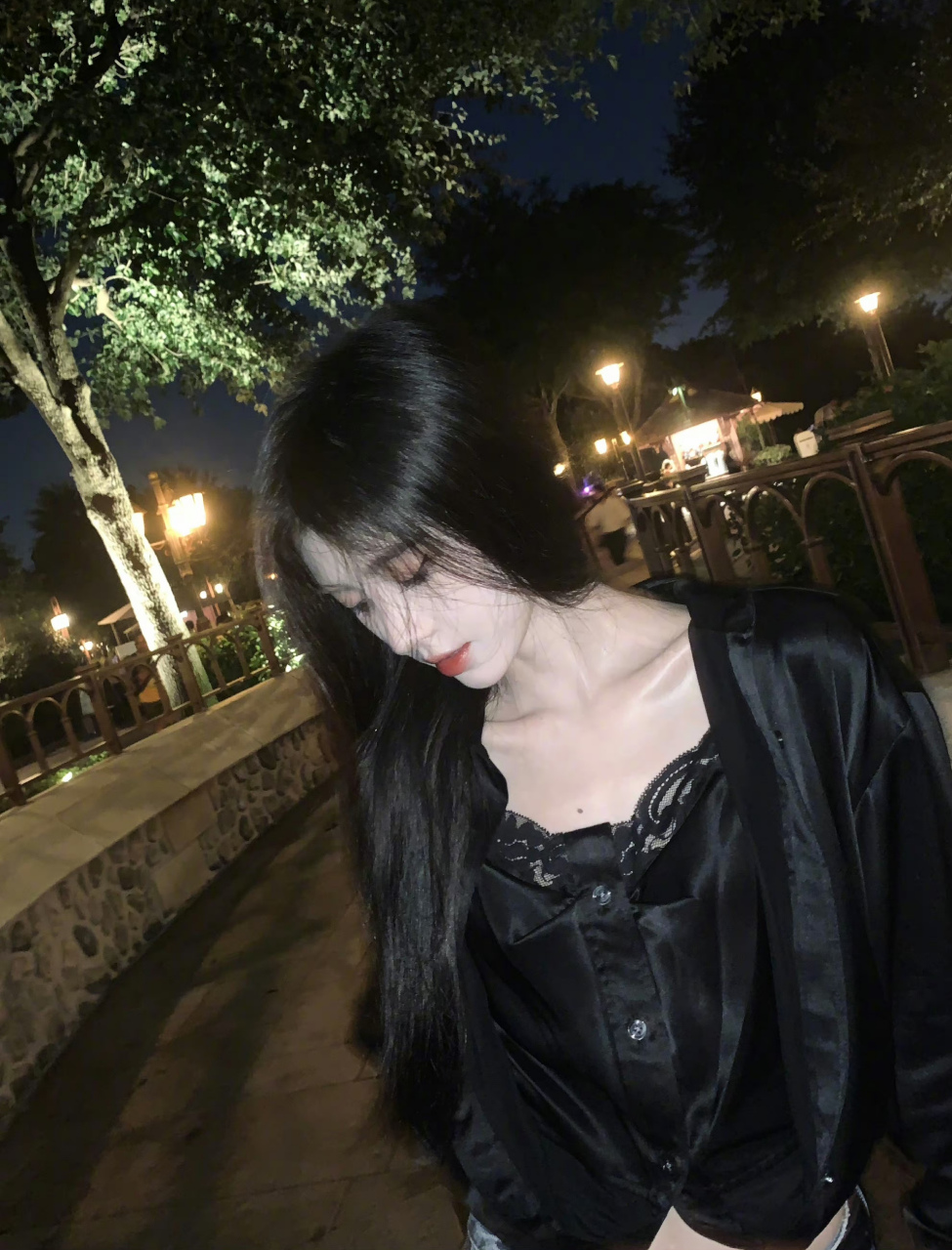 鞠婧祎这黑皮衣穿的,让她在可爱中多了一丝英姿飒爽.