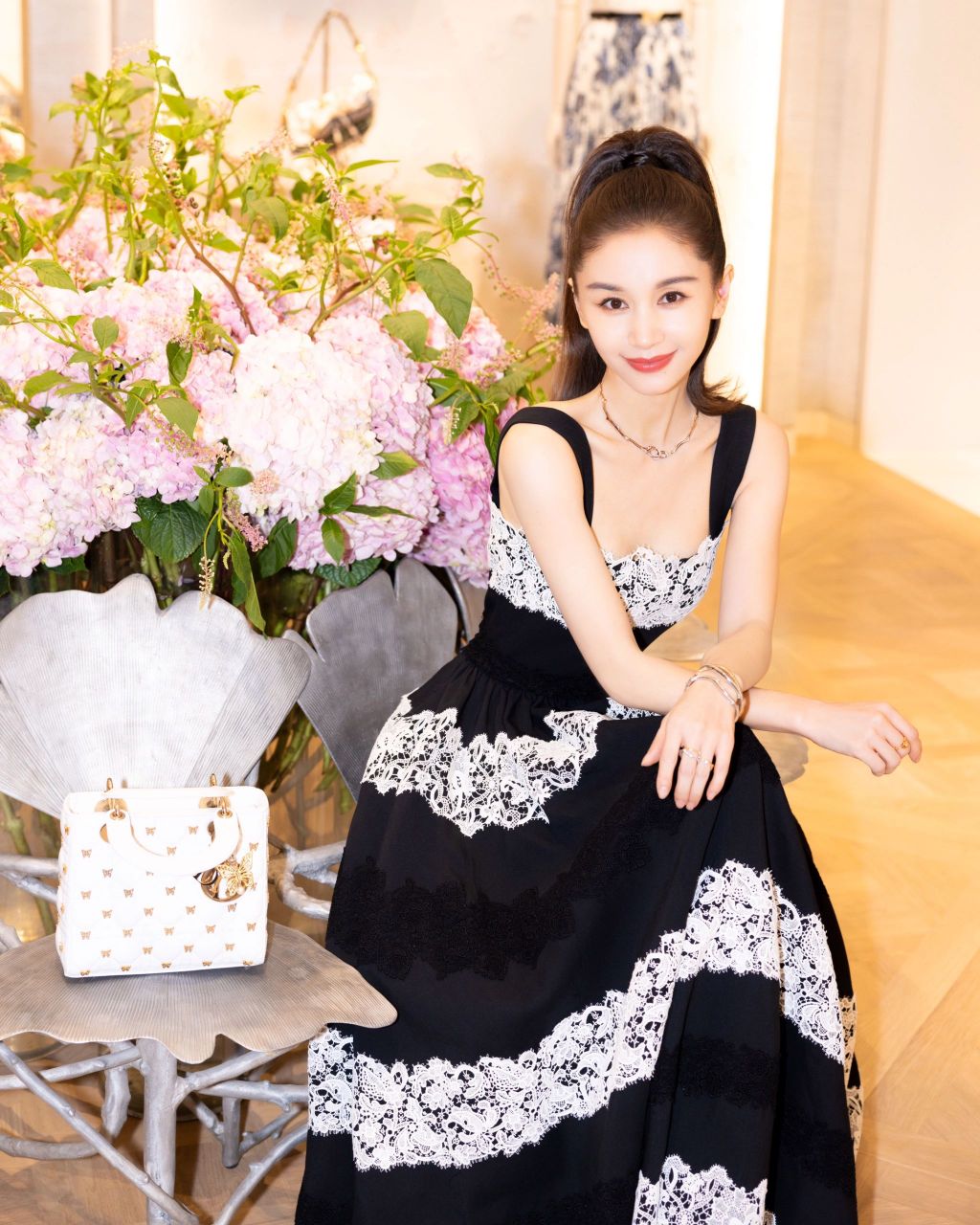 王子文社交媒体晒穿搭,高扎马尾穿黑白配吊带裙好抢镜,气质出众高级又