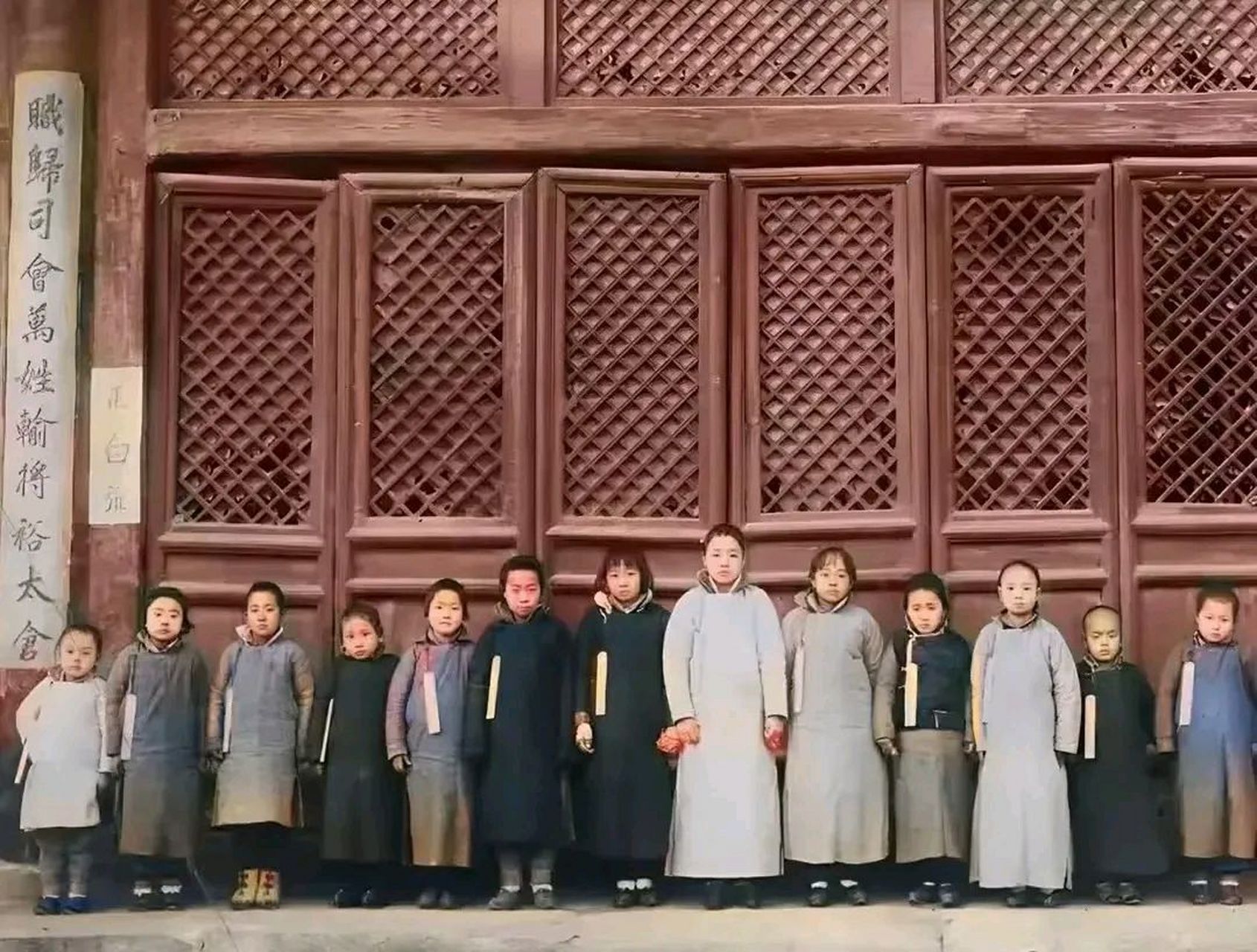 清朝时期,选秀女的真实场景!  一群女孩整齐地站在皇宫门前.