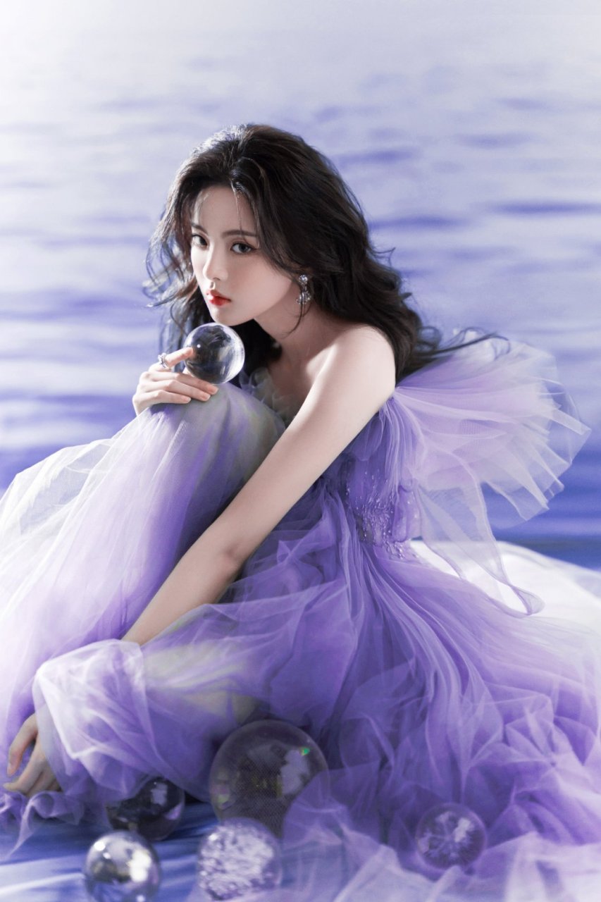 杨超越水蓝纱裙造型 杨超越一字肩蓝色纱裙精致典雅,秀发飘逸,气质超