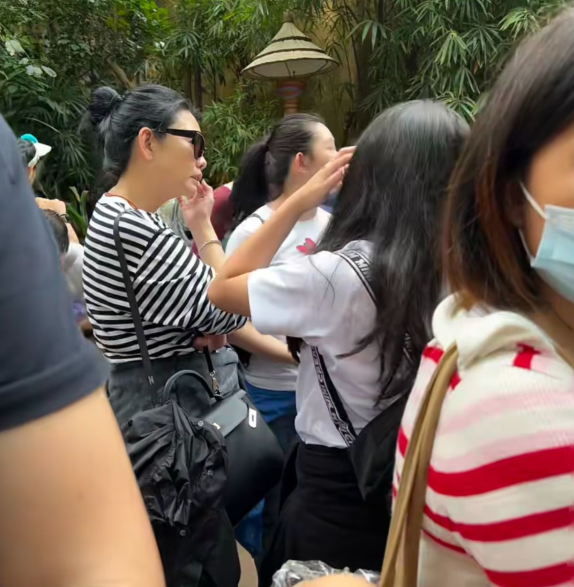 54岁女神邱淑贞近况曝光!路人镜头真实模样被赞!打扮朴素身材发福