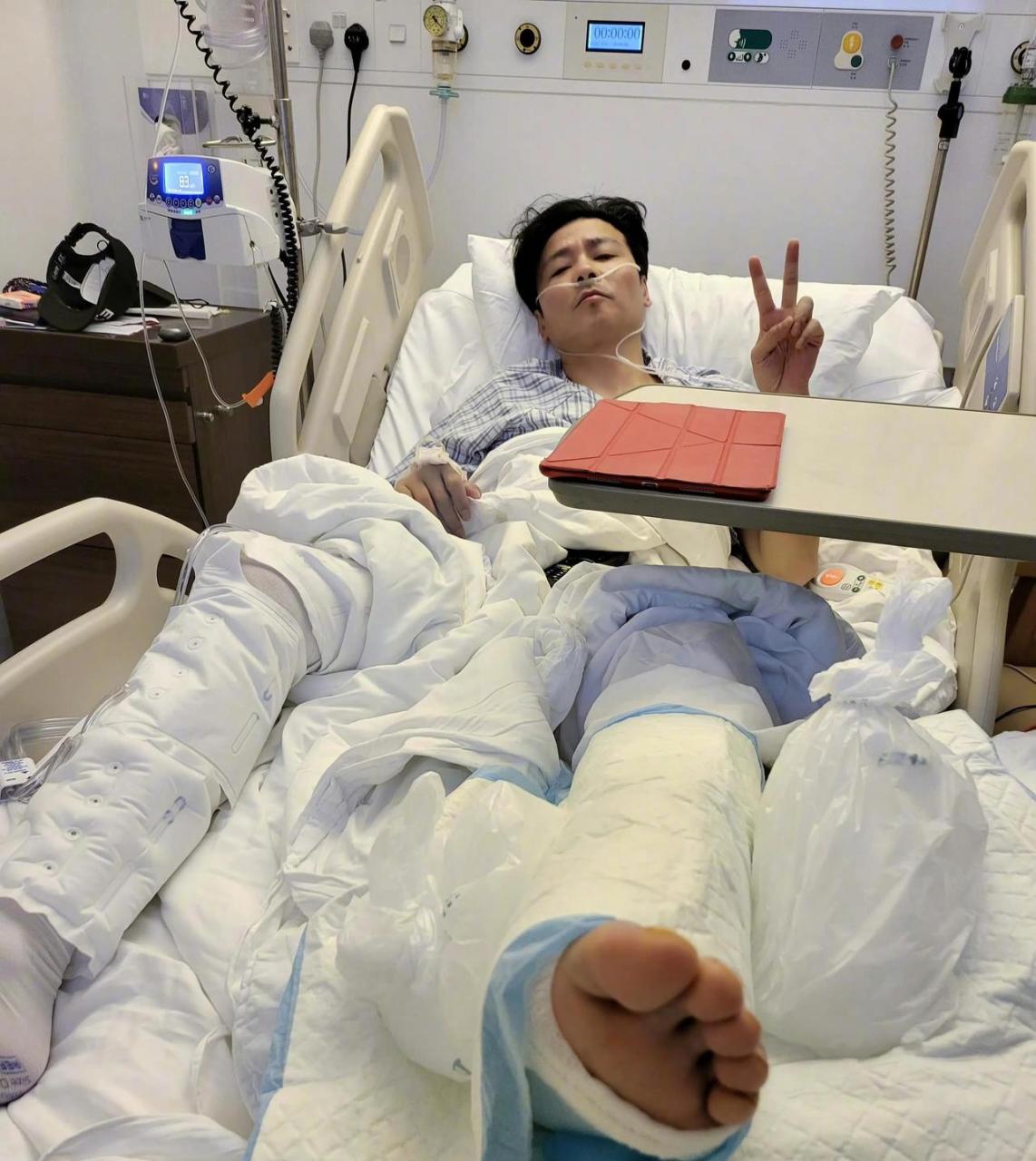 蔡少芬老公张晋片场受伤住院,腿打石膏受伤不轻,病房