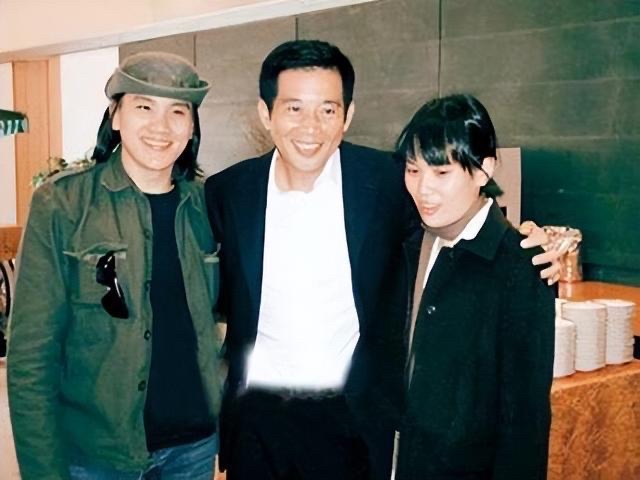 父亲是秦汉,母亲是邵乔茵,低调得像隐形人,近50岁还未婚