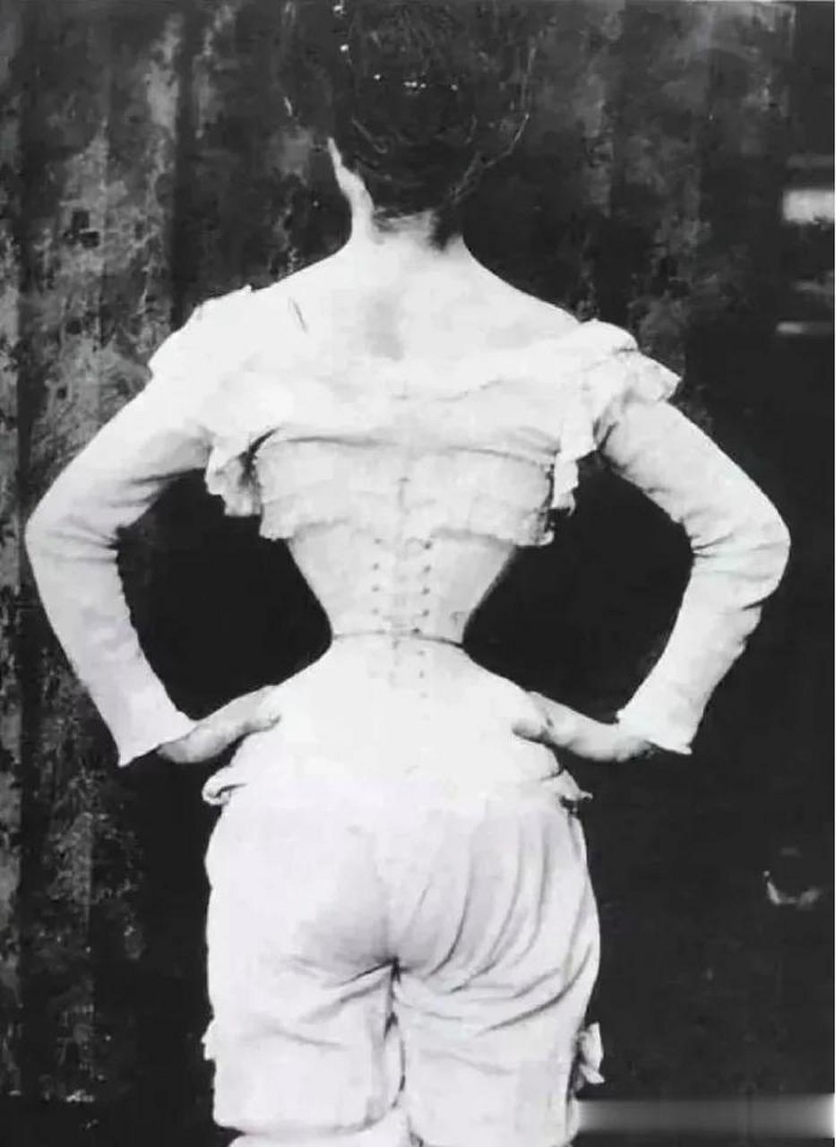 这是19世纪欧洲的一名束腰女性