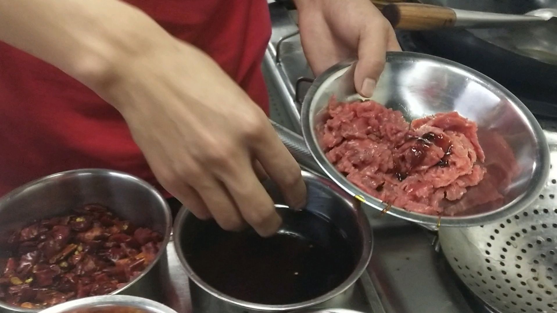 风味人间:老板请来农村做包席老厨师,炒道黄牛肉,引人围观真牛