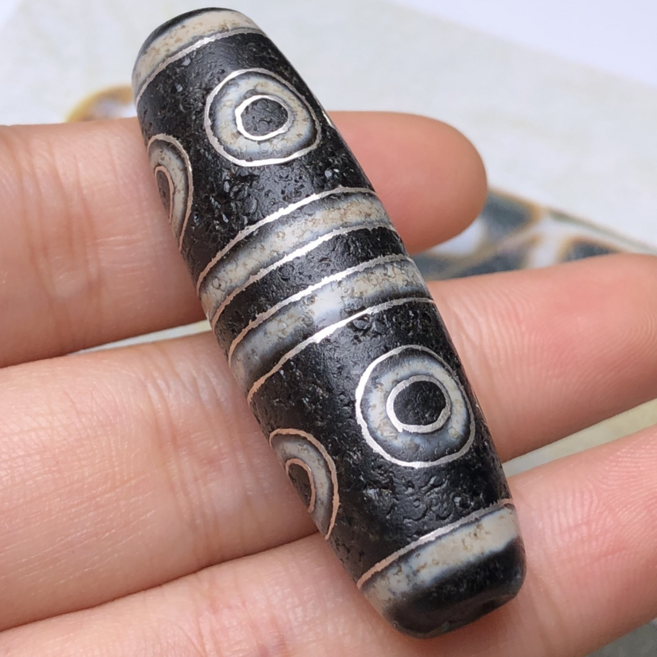 藏区回流老料镶嵌银丝【八眼天珠】 尺寸:49*15毫米  重量17.