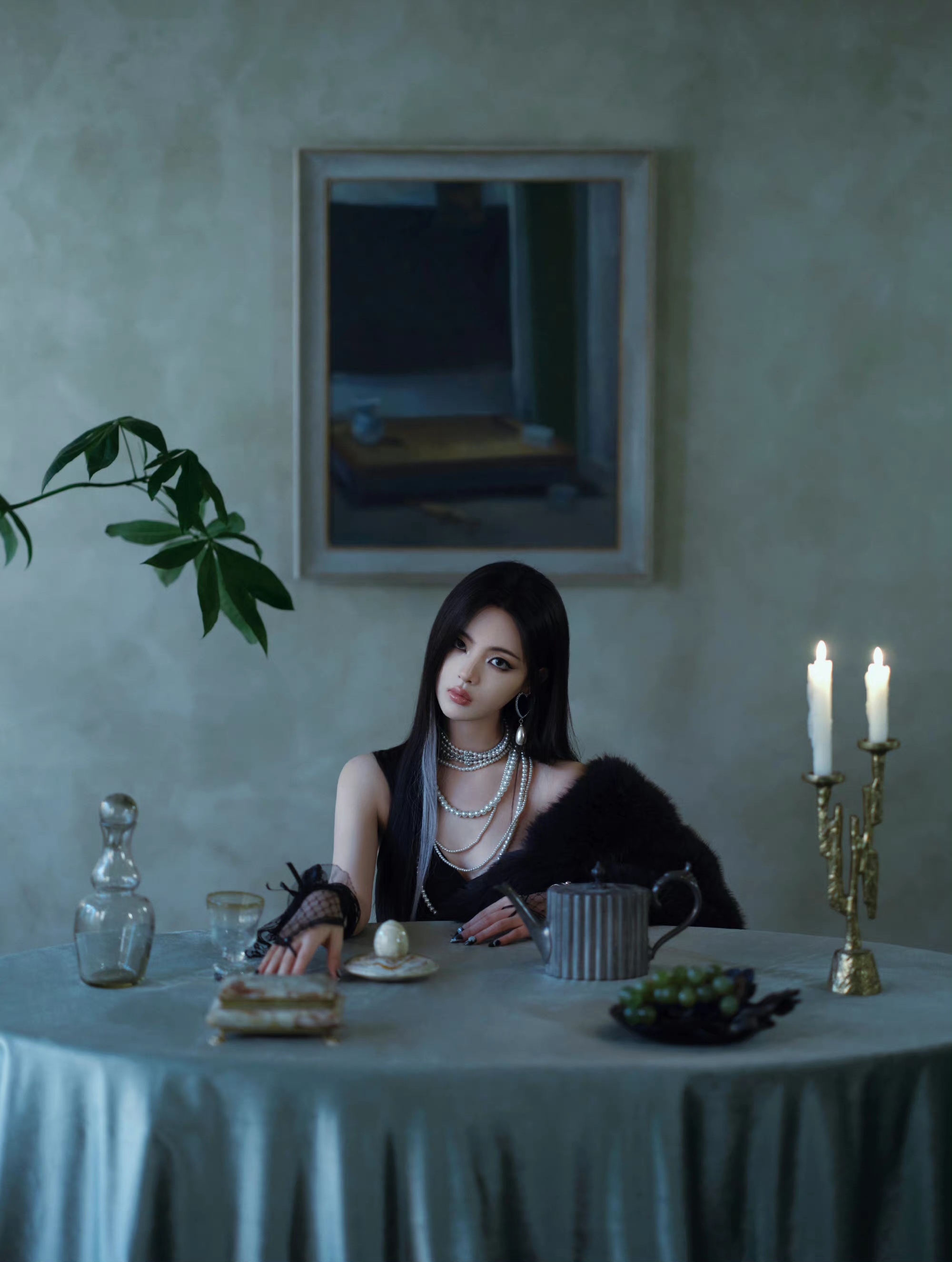 杨超越晒暗黑风写真,银灰挑染 烟熏妆,惊艳又高级