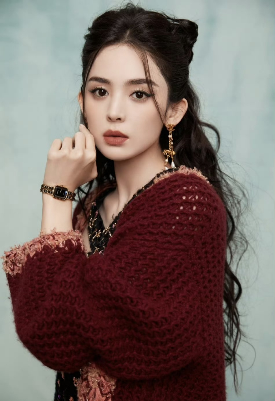 古力娜扎身着金色刺绣裙衬托雪白肌肤,眼神深邃气质迷人 676767