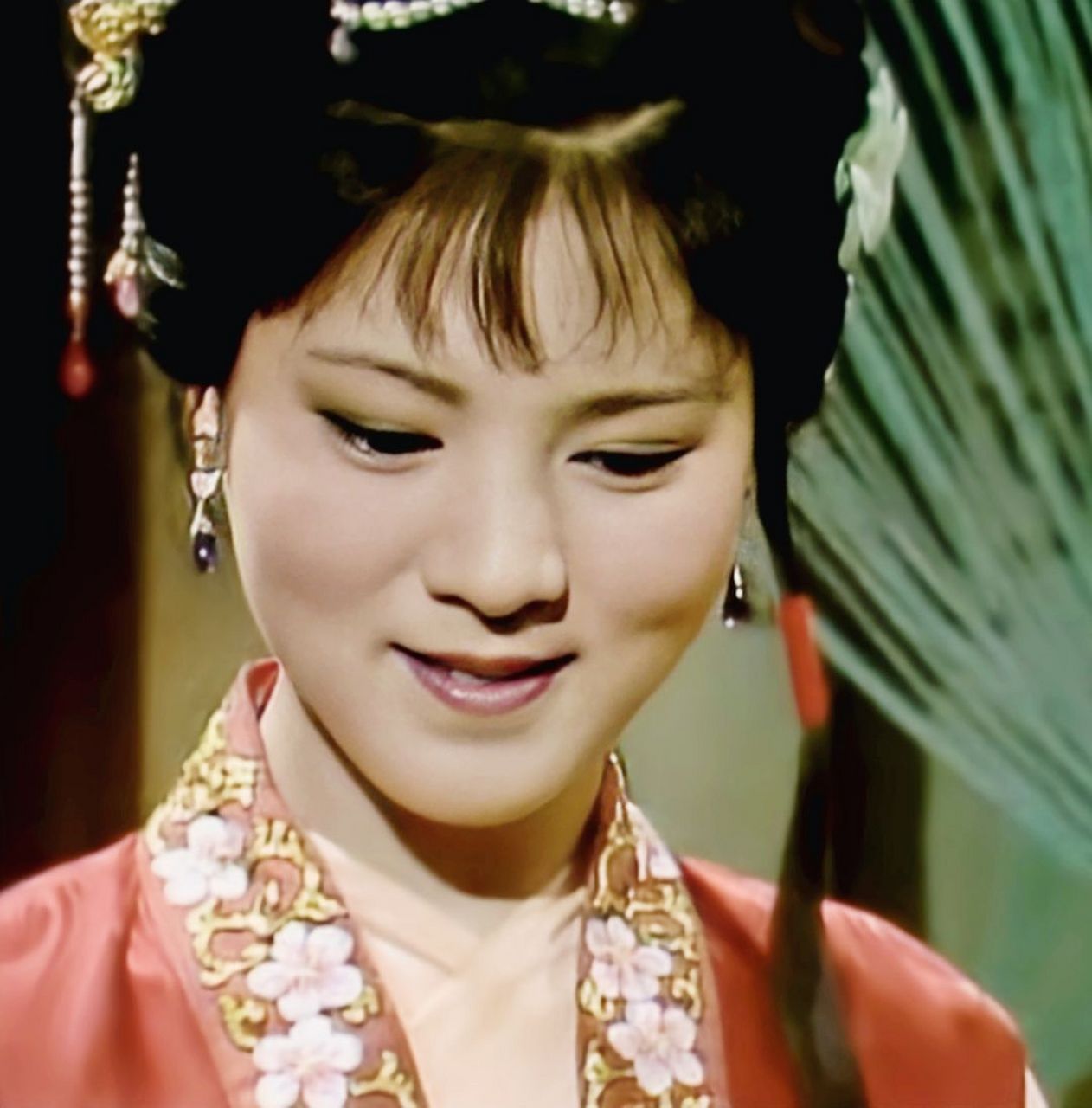 " 87版选角用心良苦,乍一看,袭人真有几分宝钗的神韵.