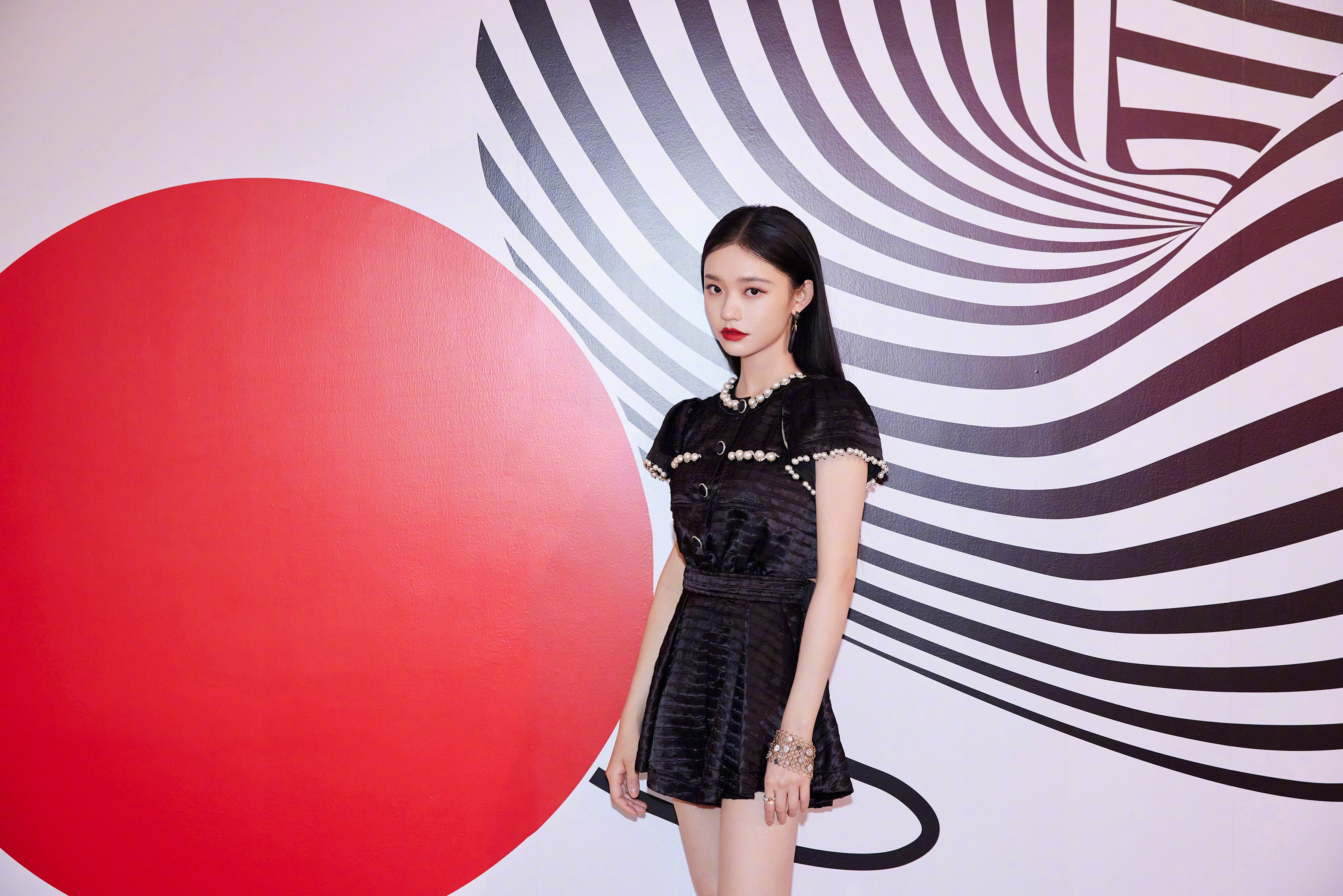 林允写真,身穿精致小黑裙,俊俏优雅,美丽动人