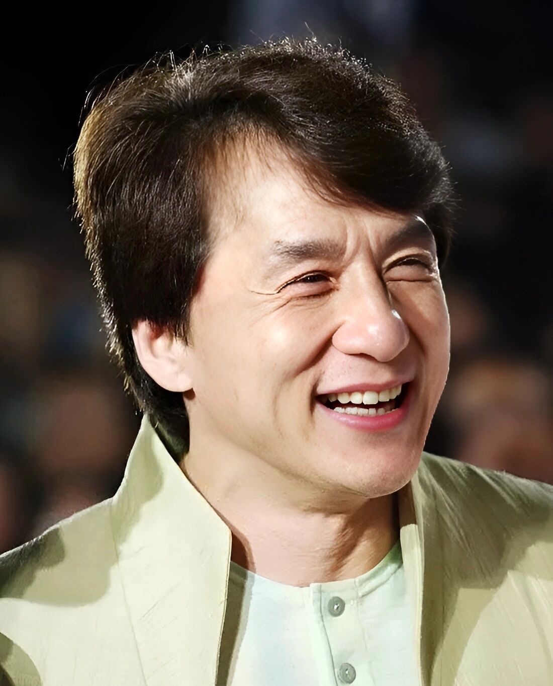 全球闻名的电影巨星成龙,不仅在武术和电影制作领域取得了举世瞩目