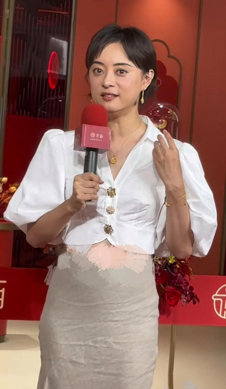 娘娘孙俪咋了,参加活动,眼神无光,面带憔悴,不知是眼妆问题,还是赶着