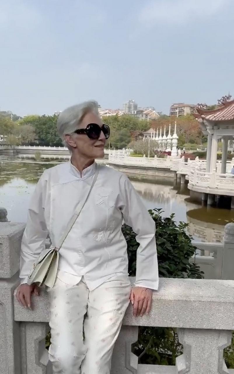 74岁的梅耶·马斯克(maye musk)近日来厦门参加新书推广活动,忙里偷闲