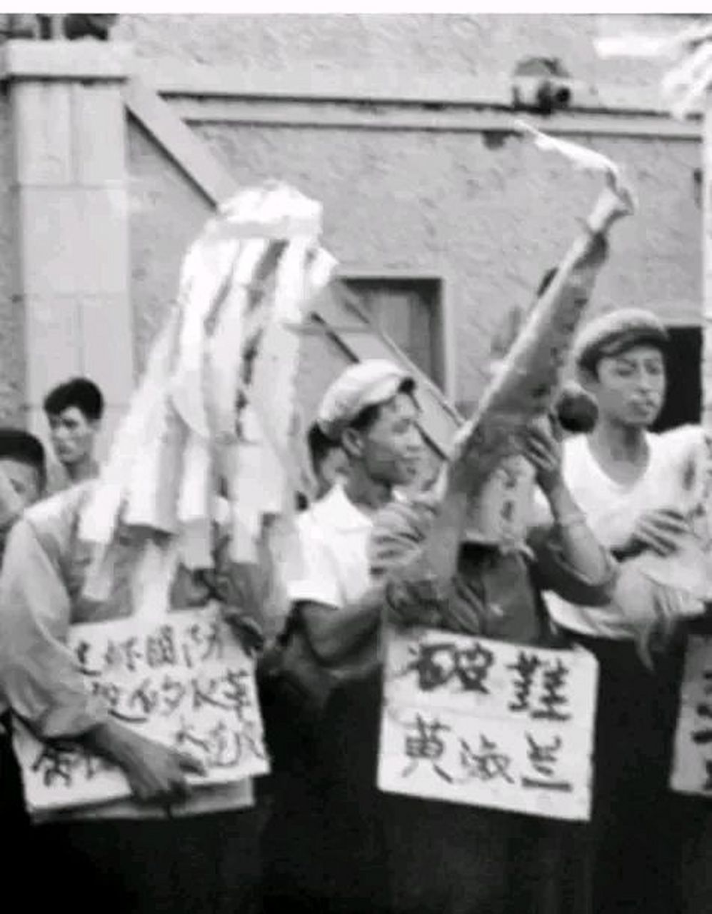 破鞋这个词可能年轻人都不明白是什么意思了.