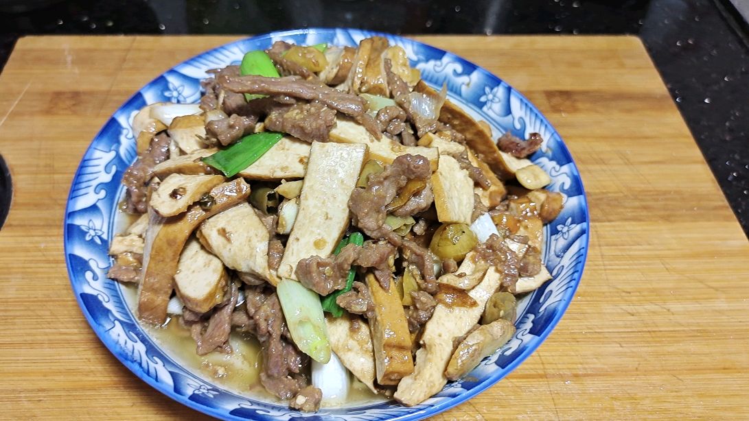 牛肉炒豆腐干太好吃了,营养又美味,我家孩子每周吃三次