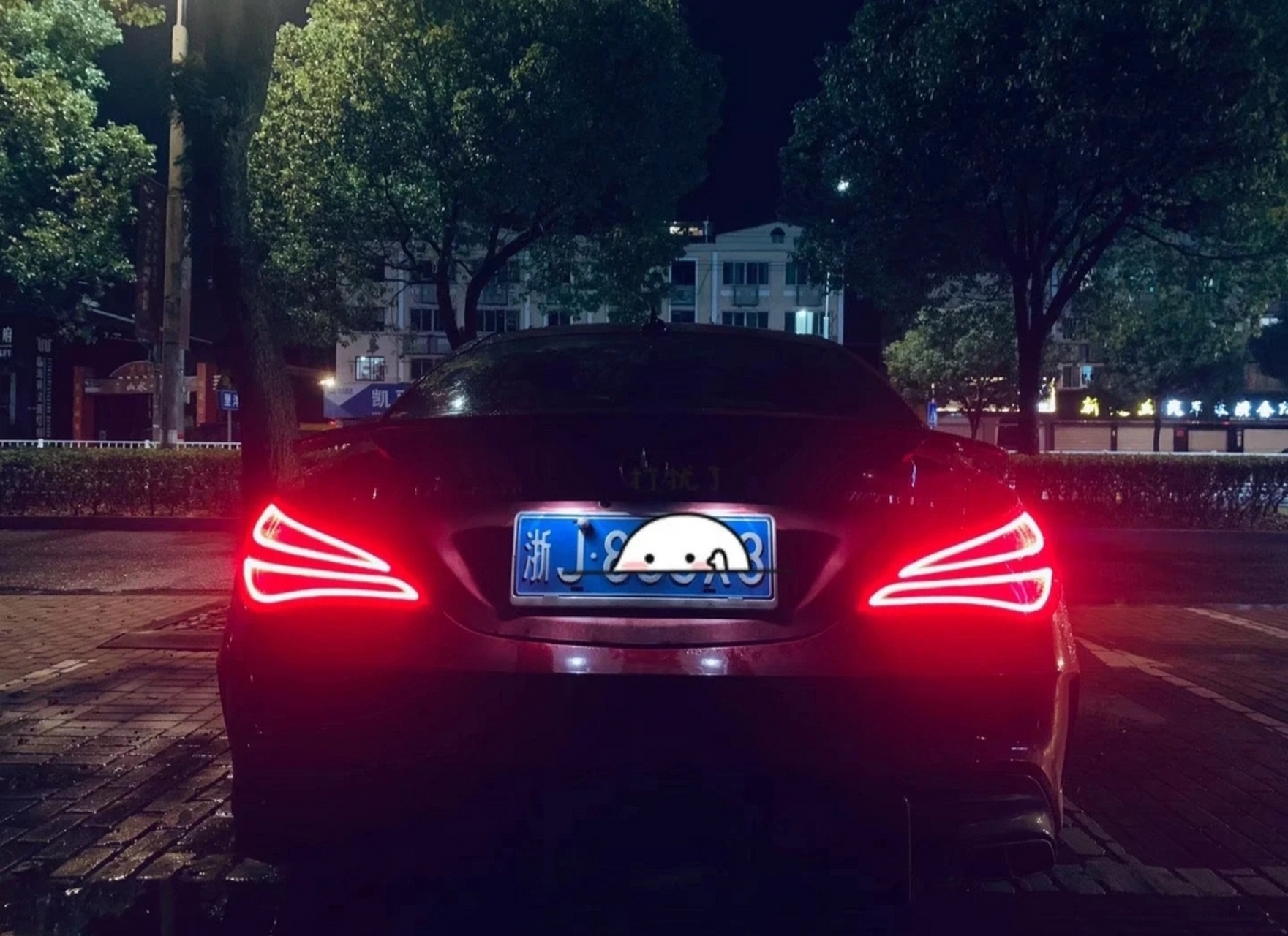 看看现在的奔驰后尾灯,辨识度不高.#奔驰