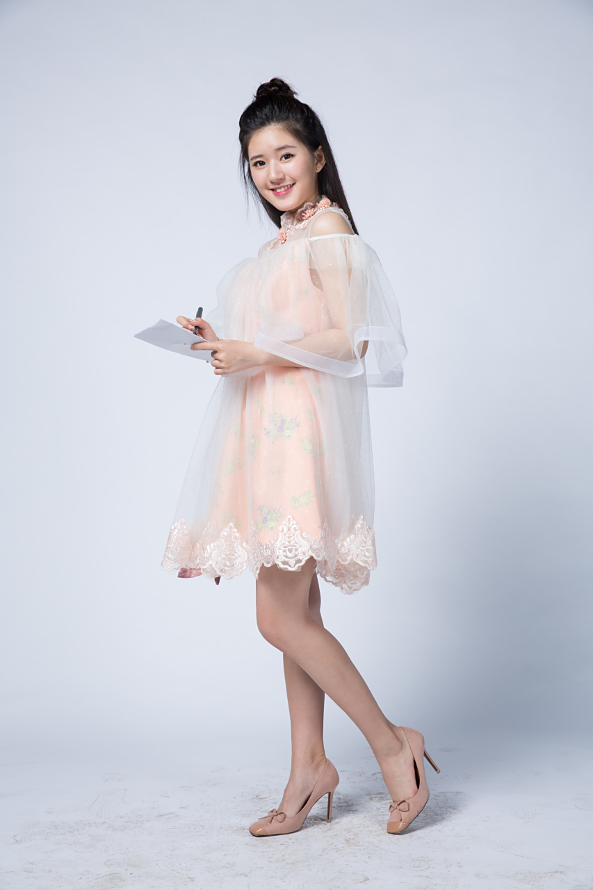 赵露思粉色蓬蓬裙好可爱