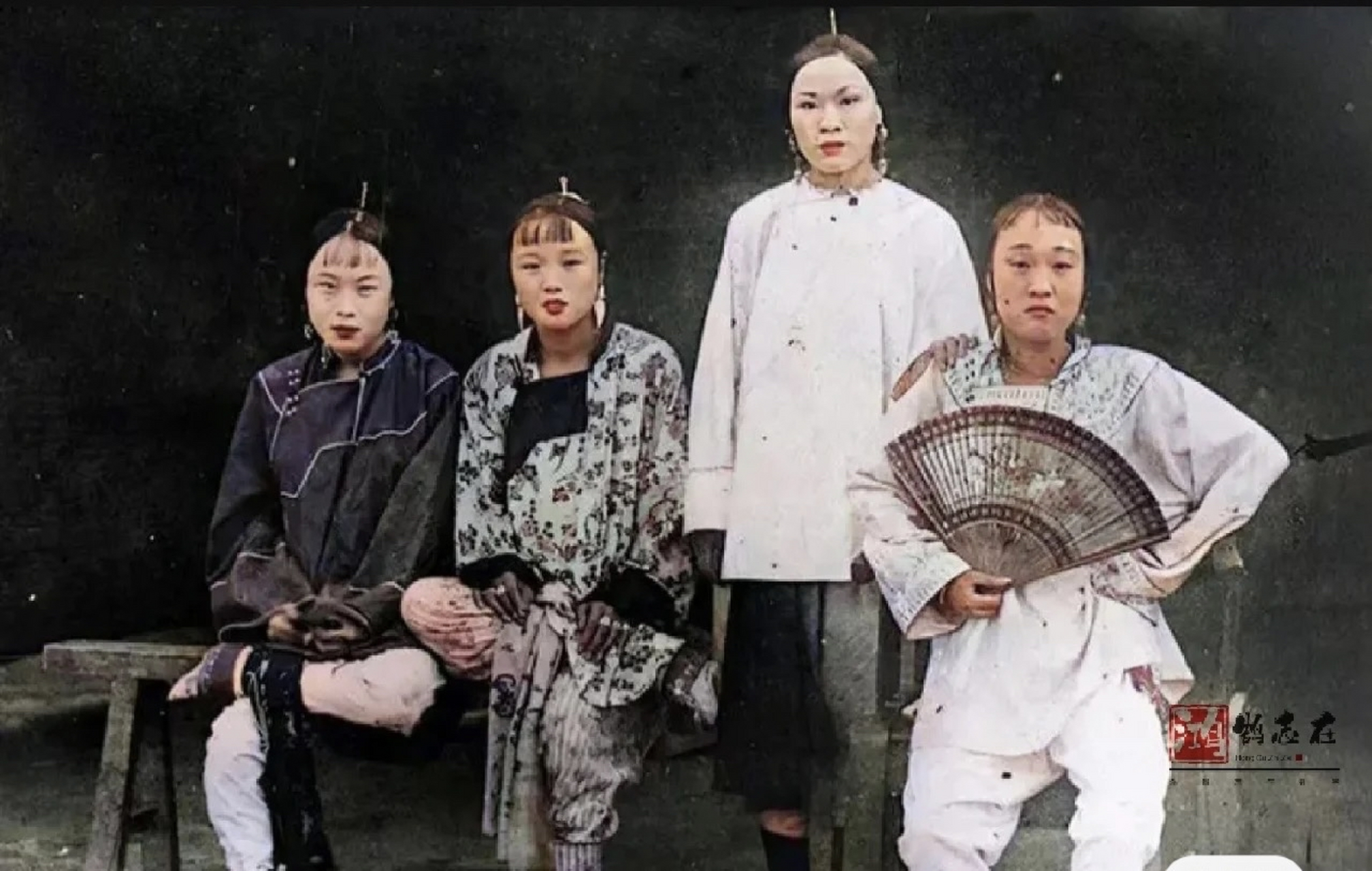 清末老照片里的青楼女子,翘着二郎腿,各具风情