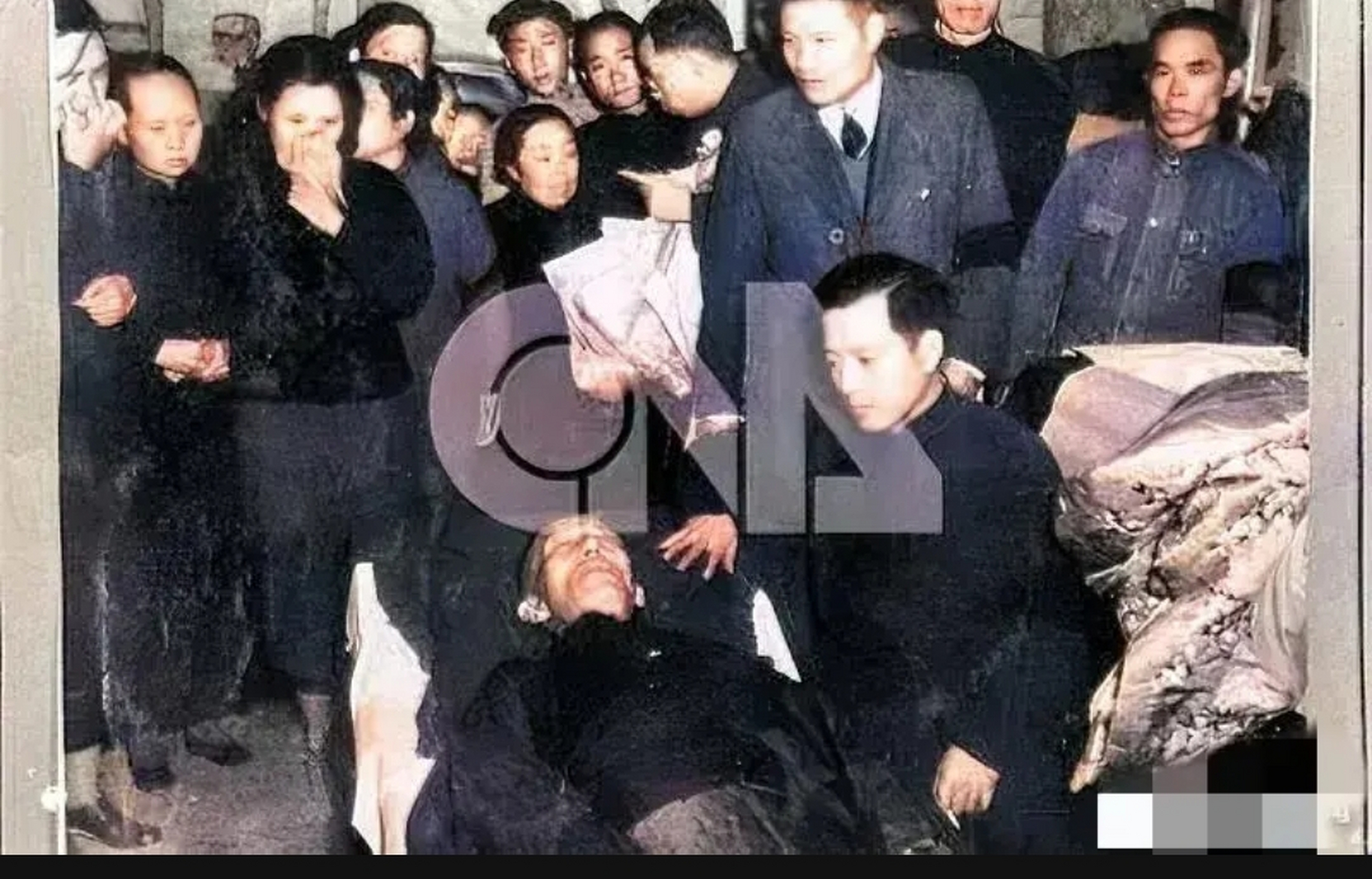 1948年,陈布雷自杀后,一张罕见的遗容,照片中的他身穿黑色马褂,脸色