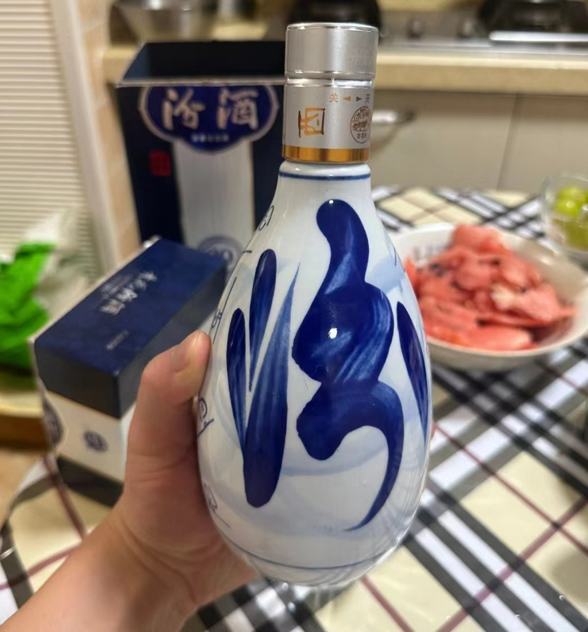 第一款:剑南春水晶剑  浓香界的标杆,在白酒界有着"响当当"的名号