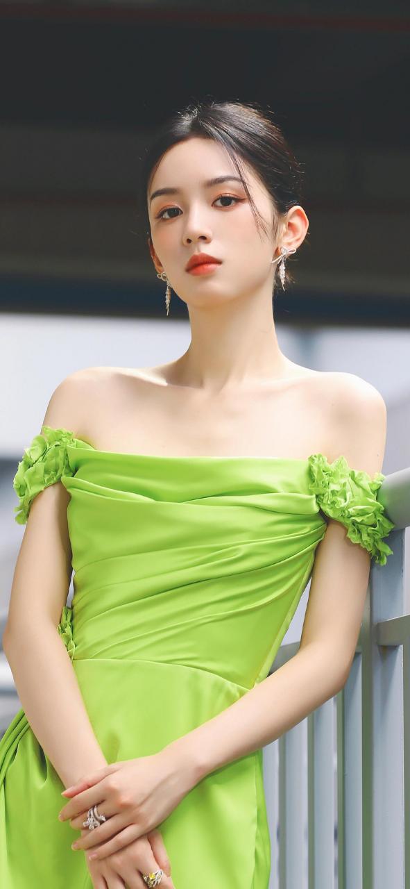 周也果绿色抹胸长裙唯美壁纸!#女明星的盛世美颜# #气质美女# #明星