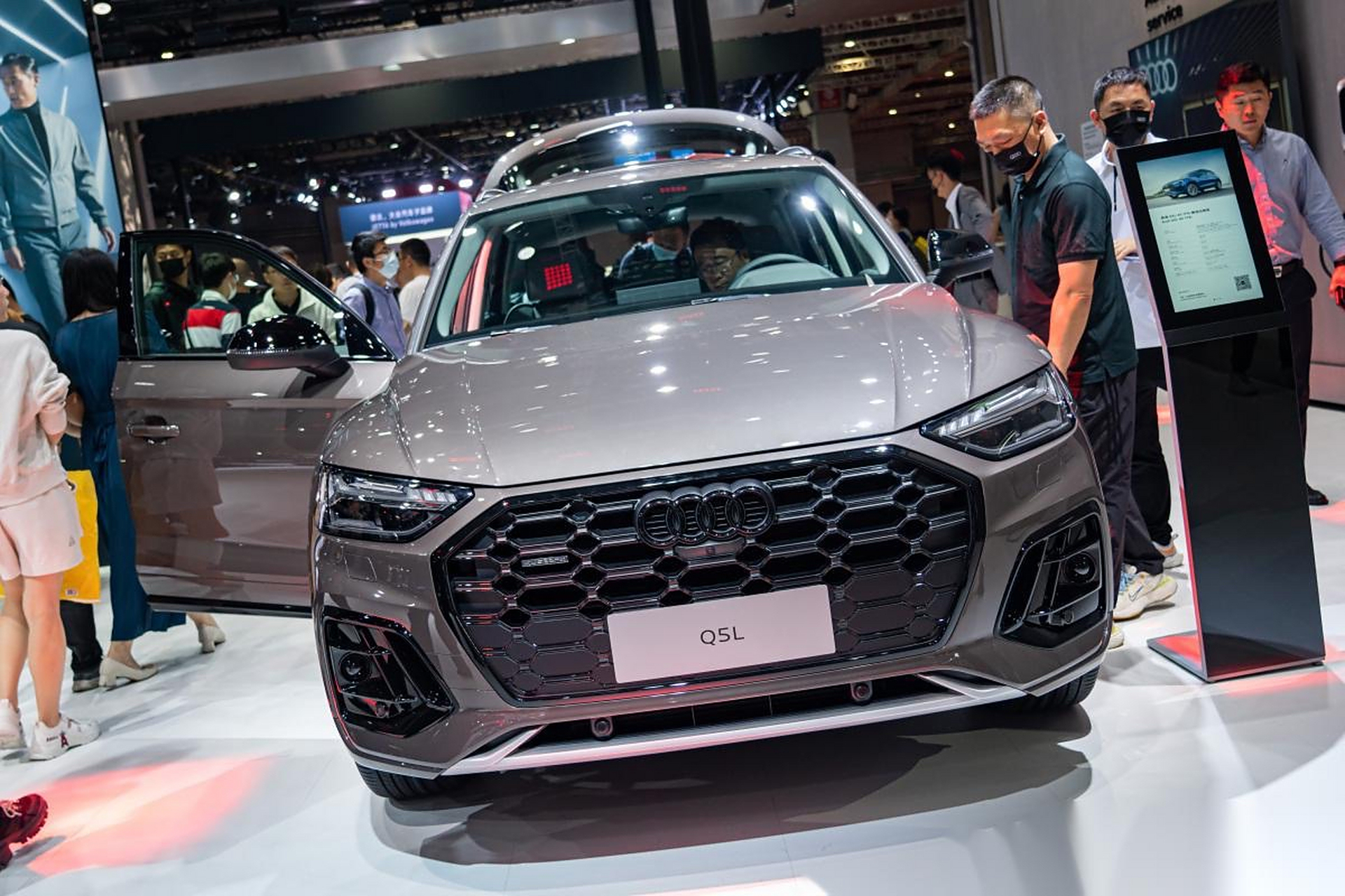 奥迪q5是奥迪旗下中型suv车型,最新动态是在2021年发布了全新的q5车型