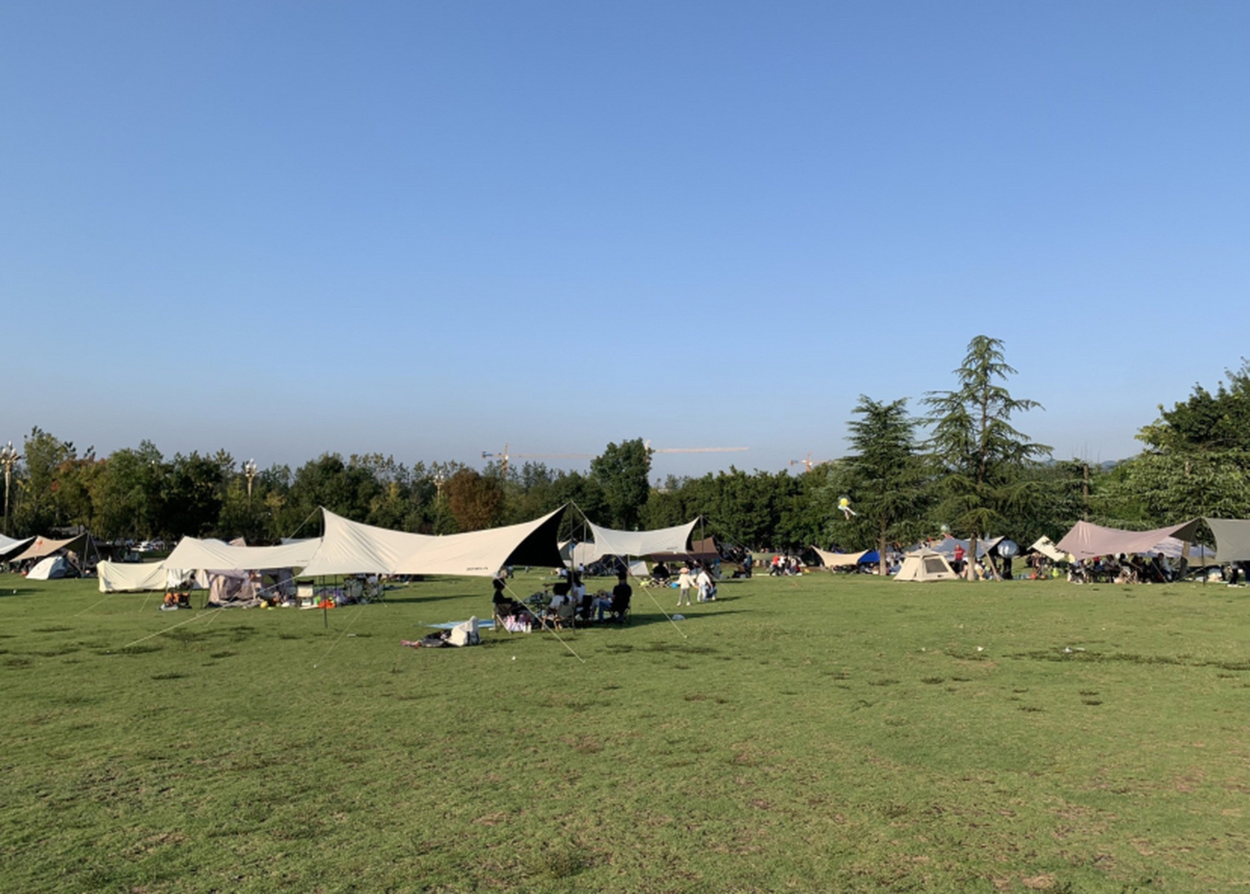 重庆三板溪公园是一座位于重庆两江新区的大型城市公园,拥有优美的