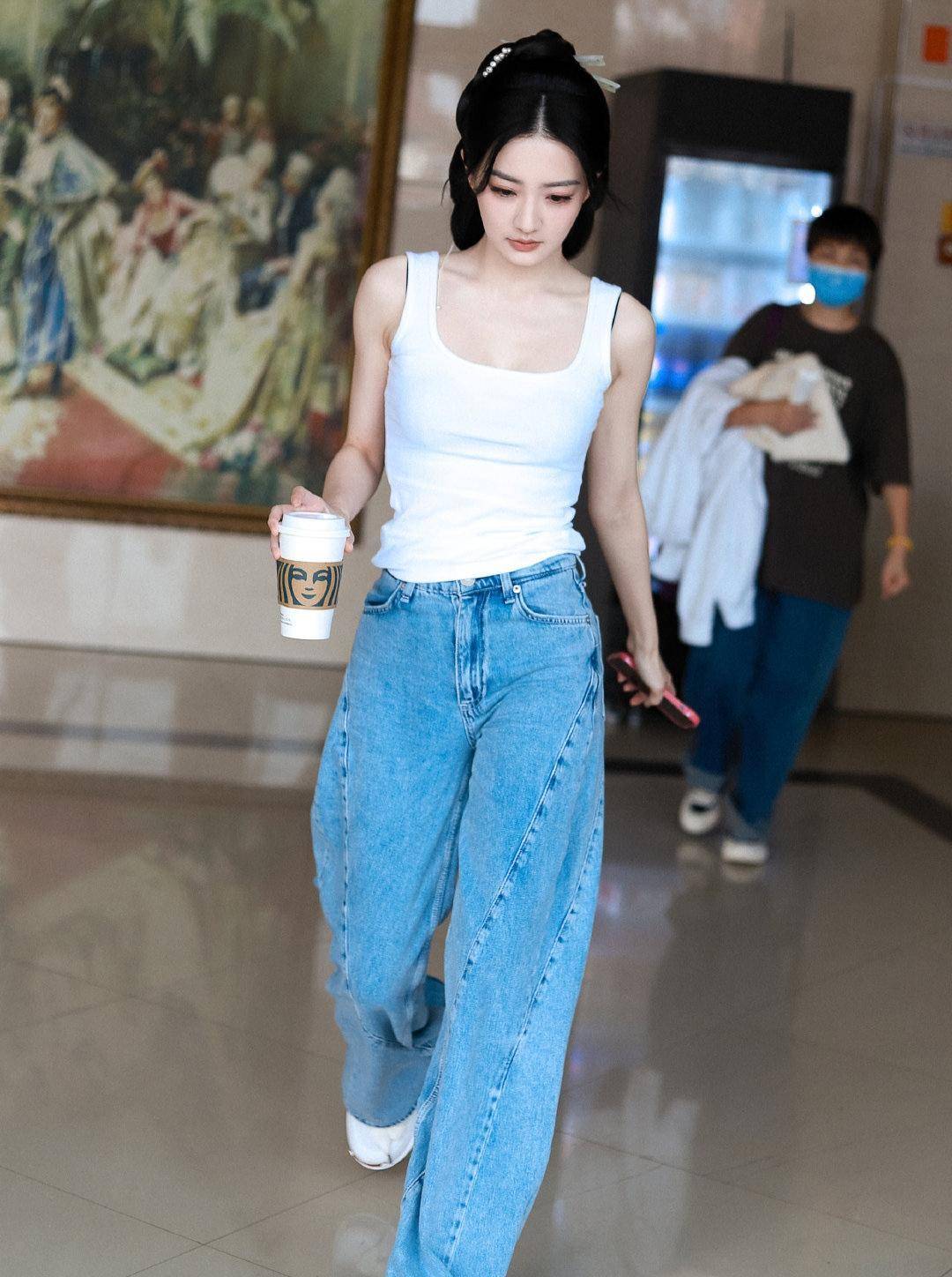 徐璐成新晋穿搭模板!这款休闲潮流的穿搭,普通人穿着一样时髦