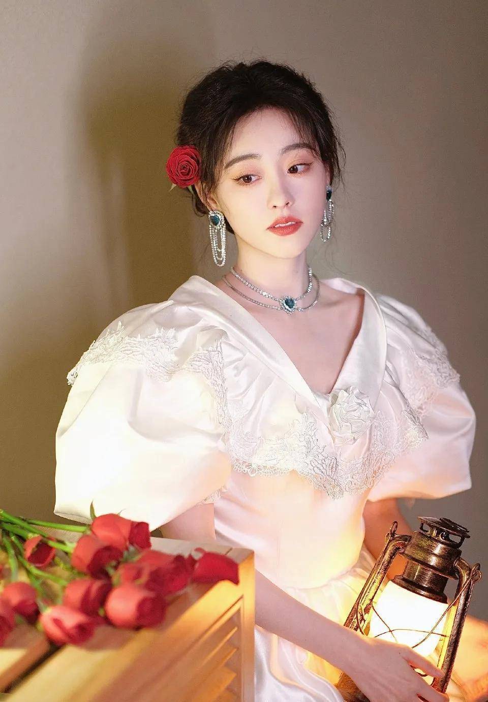 祝绪丹美貌上线,穿白婚纱戴玫瑰花,90年代复古女神